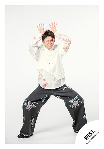 【No.WES25-298】「WEST. LIVE TOUR 2025 A.H.O. -Audio Hang Out-」周邊商品花絮照