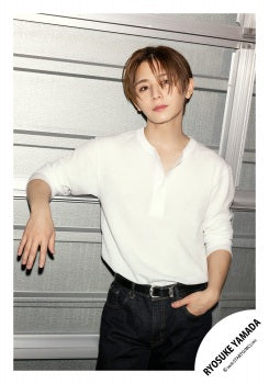 【No.HSJ26-421】「Ryosuke Yamada DOME TOUR 2026 Are You Red.Y?」周邊商品花絮照