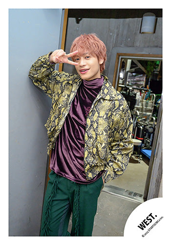 【No.WES25-244】「WEST. LIVE TOUR 2025 A.H.O. -Audio Hang Out-」周邊商品花絮照